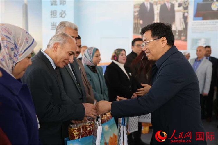 中建埃及分公司董事長(zhǎng)常偉才為埃及師生發(fā)放新年禮包。人民網(wǎng)記者 黃培昭攝