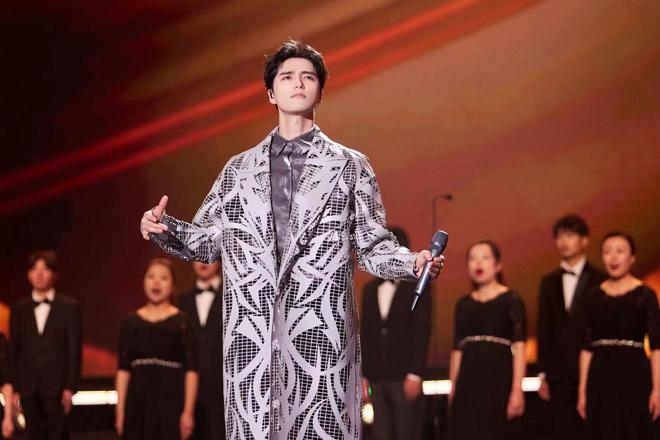演員李建義、許魏洲和歌手等的音樂(lè)秀《有種浪漫叫中國(guó)航天》