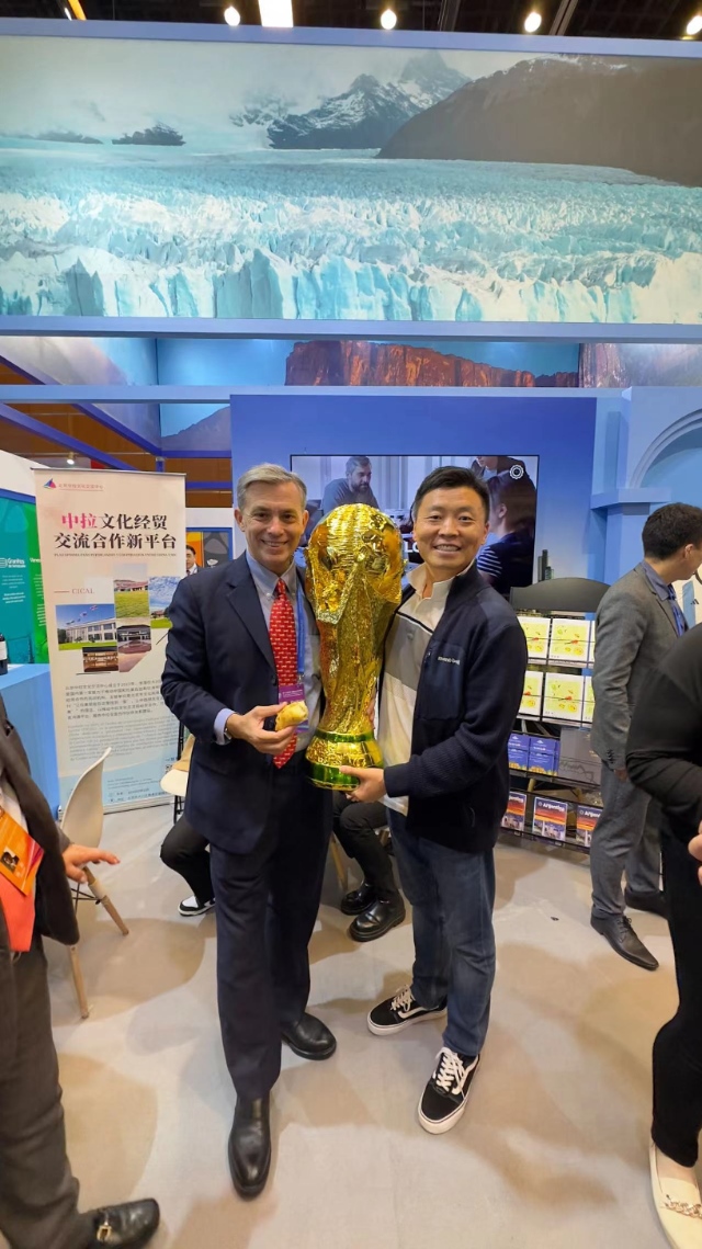 2022年，馬克西米與同事在上海。圖片由受訪者提供