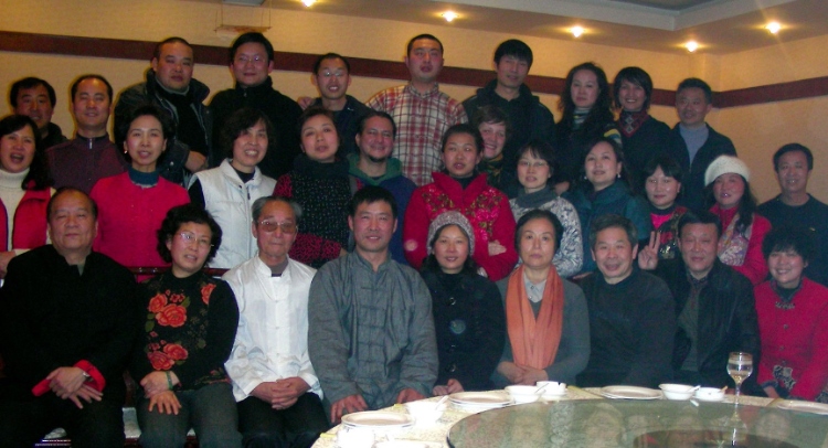 2018年，卡洛斯（二排中間）和武術(shù)學(xué)校的老師同學(xué)一起過春節(jié)。圖片由受訪者提供
