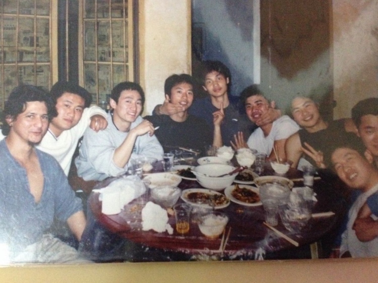 2007 年，卡洛斯·卡斯蒂略（左一）和他的中國(guó)朋友在武漢慶祝春節(jié)。圖片由受訪者提供