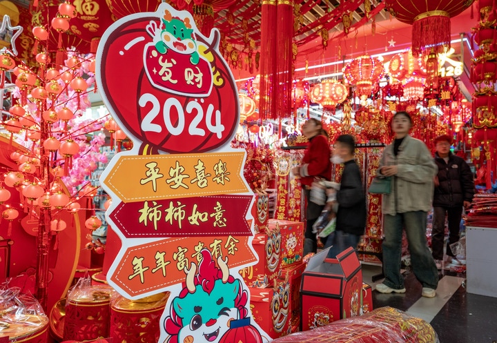 1月11日，顧客在昆明新螺螄灣國(guó)際商貿(mào)城選購(gòu)節(jié)日飾品。新華社記者 陳欣波 攝