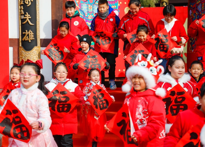 2月2日，小朋友在濟(jì)南五龍?zhí)毒皡^(qū)參加送福字活動(dòng)。新華社發(fā)（徐舟攝）
