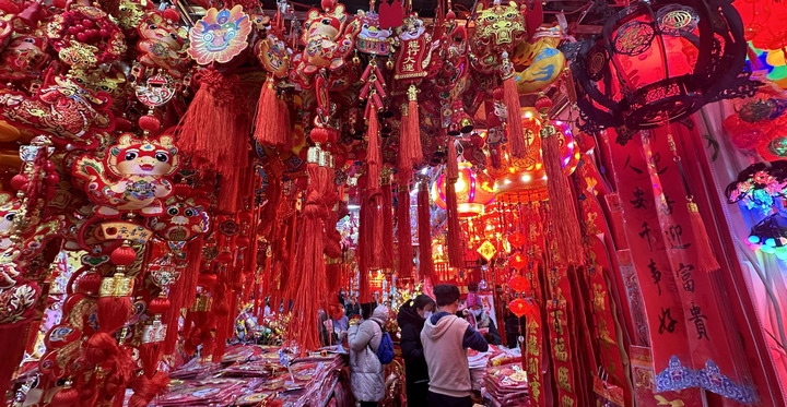 1月19日，市民在北京一商場(chǎng)內(nèi)選購(gòu)春節(jié)裝飾品。新華社記者李欣攝