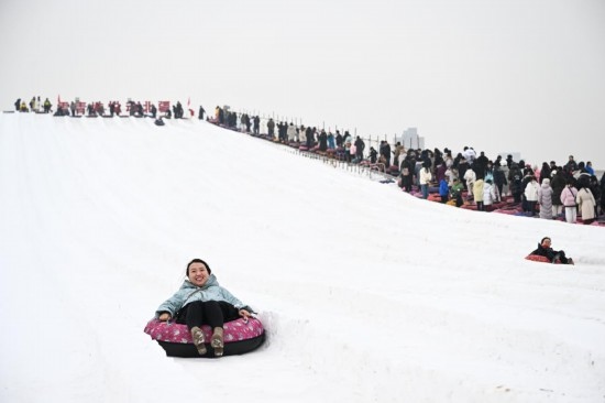 圖為1月18日，市民在內(nèi)蒙古賽馬場(chǎng)滑雪圈。新華社記者 貝赫 攝