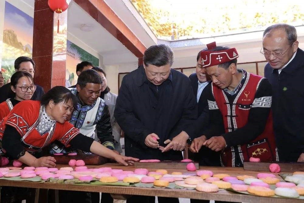2020年1月19日，習近平總書記在云南省騰沖市清水鄉(xiāng)三家村中寨司莫拉佤族村，同村民李發(fā)順一家制作當?shù)毓?jié)日傳統(tǒng)食品大米粑粑。新華社記者 鞠鵬 攝