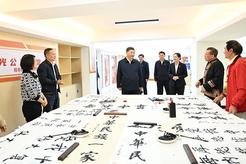 △2023年12月14日，習近平總書記在廣西南寧市良慶區(qū)蟠龍社區(qū)黨群服務中心文體活動室同社區(qū)居民親切交流。