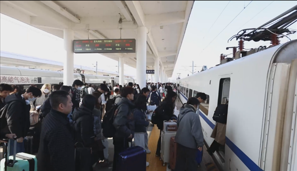 景德鎮(zhèn)北站的旅客陸續(xù)登上回家的列車。中國(guó)鐵路南昌局供圖