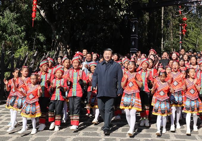 △2020年1月19日，習近平總書記來到云南騰沖市清水鄉(xiāng)三家村中寨司莫拉佤族村看望鄉(xiāng)親們。告別時，鄉(xiāng)親們唱著《阿佤人民唱新歌》，簇擁著總書記走出村口，歌聲笑聲在村寨久久回蕩。