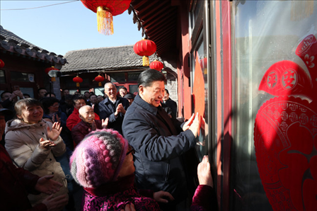 2019年2月1日上午，習(xí)近平總書記在前門東區(qū)草廠四條胡同32號院，高興地拿起一幅“?！弊?，親自貼到門上，給這里的老街坊們拜年。新華社記者鞠鵬攝