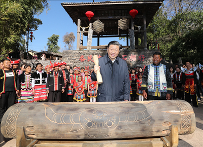 2020年1月19日下午，習(xí)近平總書記在騰沖市清水鄉(xiāng)三家村中寨司莫拉佤族村廣場上，敲響三聲佤族木鼓，祝福來年風(fēng)調(diào)雨順、國泰民安。新華社記者 鞠鵬 攝