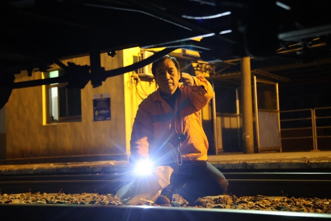 凌晨2點，李金饒正在檢查關門車。陸佳駿攝