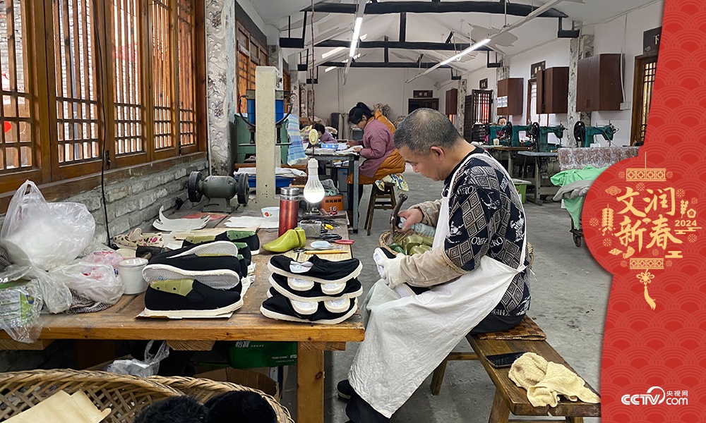 唐昌布鞋坊內(nèi)的工人正在趕制布鞋。王凡攝