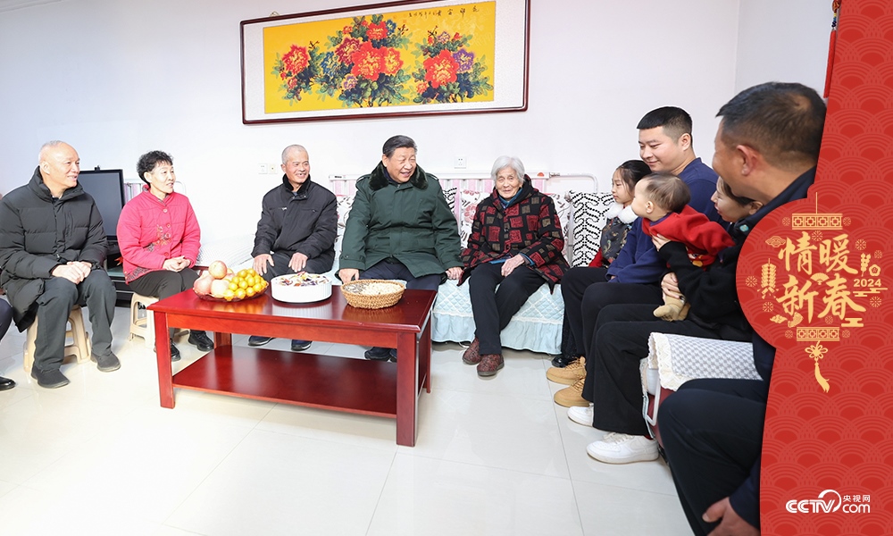 2024年2月1日，習(xí)近平總書(shū)記在天津第六埠村考察時(shí)，同村民杜洪剛一家人親切拉家常。