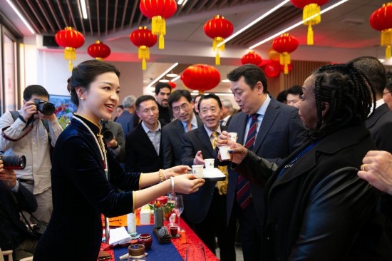 2月2日，人們?cè)谖挥谝獯罄_馬的聯(lián)合國(guó)糧農(nóng)組織總部體驗(yàn)中國(guó)茶藝。新華社記者李京攝