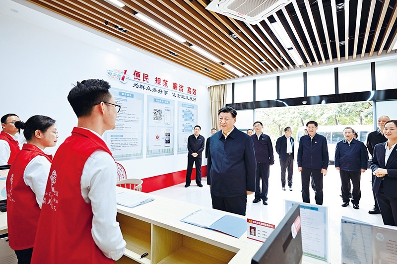 2023年12月14日至15日，中共中央總書記、國(guó)家主席、中央軍委主席習(xí)近平在廣西考察。這是14日上午，習(xí)近平在南寧市良慶區(qū)蟠龍社區(qū)黨群服務(wù)中心考察。 新華社記者 燕雁/攝
