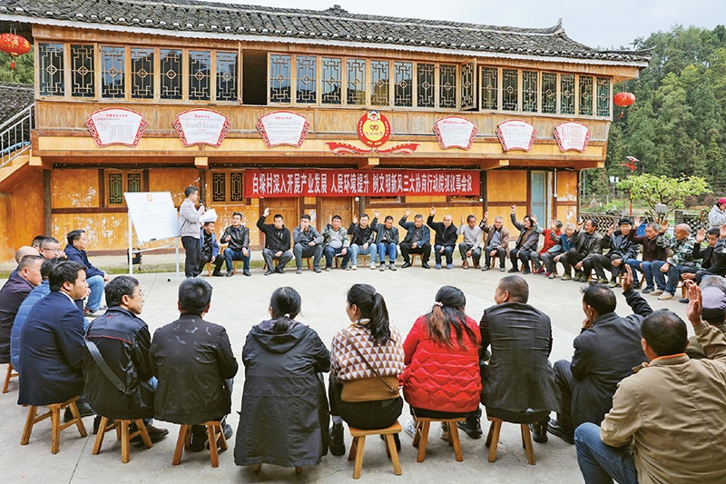 圖為2023年4月6日，貴州省黔東南苗族侗族自治州施秉縣白垛鄉(xiāng)白垛村村民在討論產(chǎn)業(yè)發(fā)展、人居環(huán)境提升、鄉(xiāng)村文明建設相關事宜。 人民圖片 磨桂賓/攝