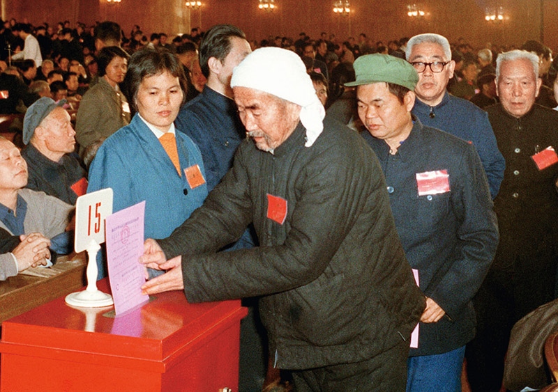 我國現(xiàn)行憲法于1982年12月4日由第五屆全國人大第五次會議通過并公布施行。根據(jù)改革開放和社會主義現(xiàn)代化建設的實踐和發(fā)展，全國人大于1988年、1993年、1999年、2004年、2018年先后5次作出必要的、也是十分重要的修正。圖為出席第五屆全國人民代表大會第五次會議的代表投票表決《中華人民共和國憲法》（資料照片）。 新華社發(fā)
