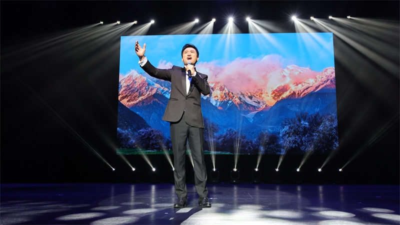 中國鐵路文工團獨唱演員、第十二屆中國音樂金鐘獎聲樂（民族）唱法金獎獲得者馬小明演唱歌曲《天路》。張凱攝