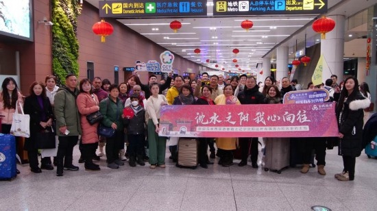 2月11日，一批馬來西亞游客抵達沈陽桃仙國際機場。新華社發(fā)
