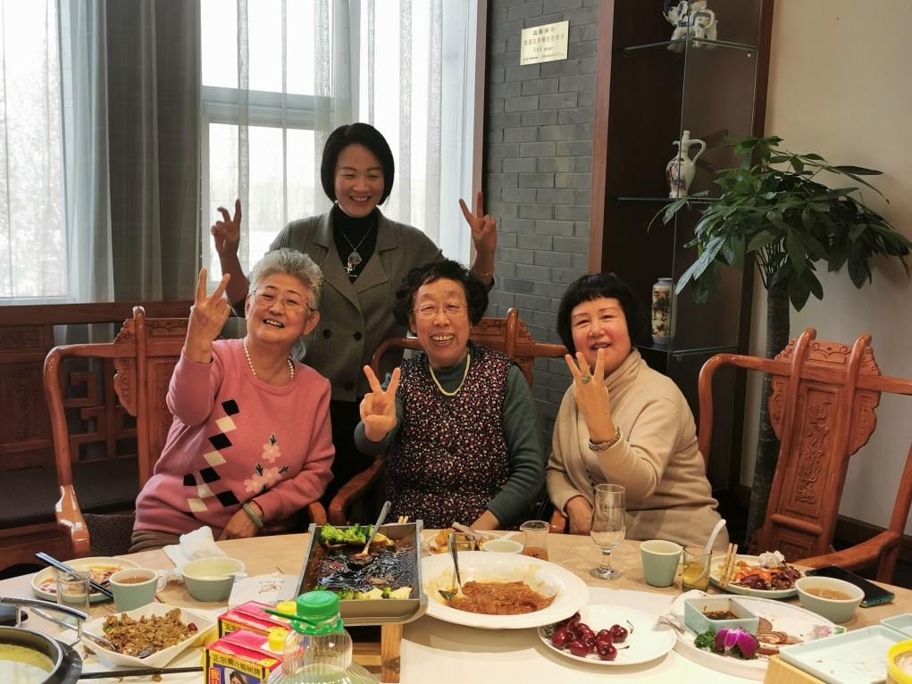 吳釗（前排左一）和鄰居一起在天津過年。（采訪對象供圖）