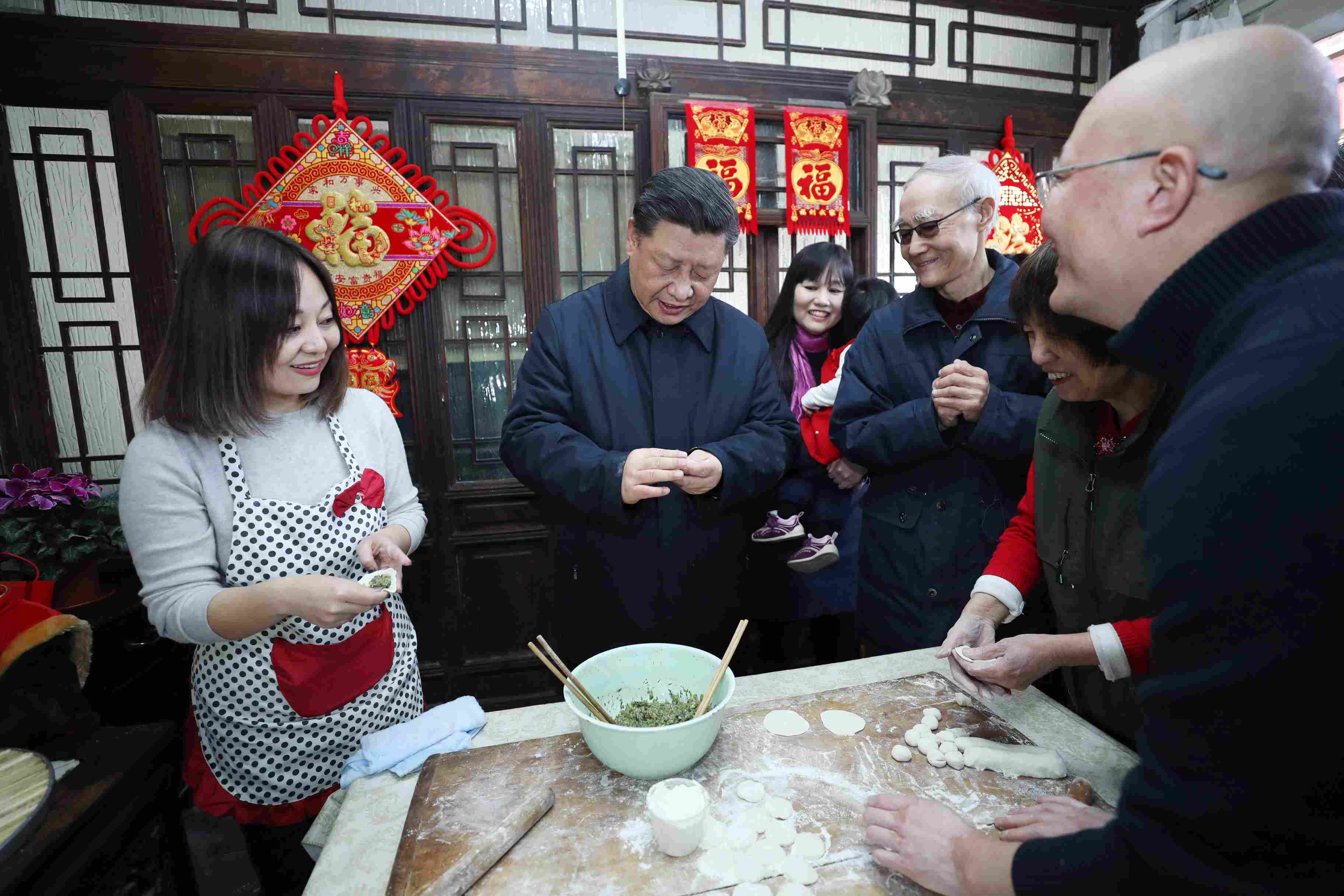 △ 2019年2月1日，習(xí)近平總書記在北京前門東區(qū)草廠四條胡同，同朱茂錦一家人包餃子、聊家常。