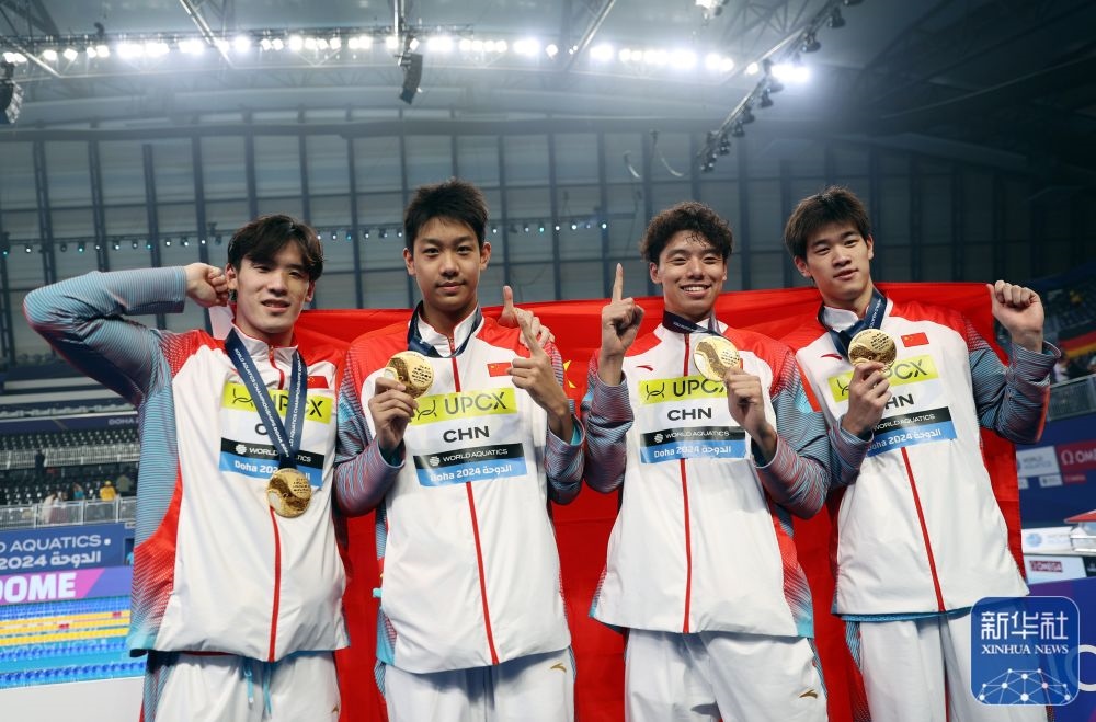 2月11日，2024年多哈游泳世錦賽男子4×100米自由泳接力決賽，中國隊(duì)選手王浩宇、張展碩、季新杰和潘展樂（從左到右）在頒獎(jiǎng)儀式后合影慶祝。新華社記者 雒圓 攝