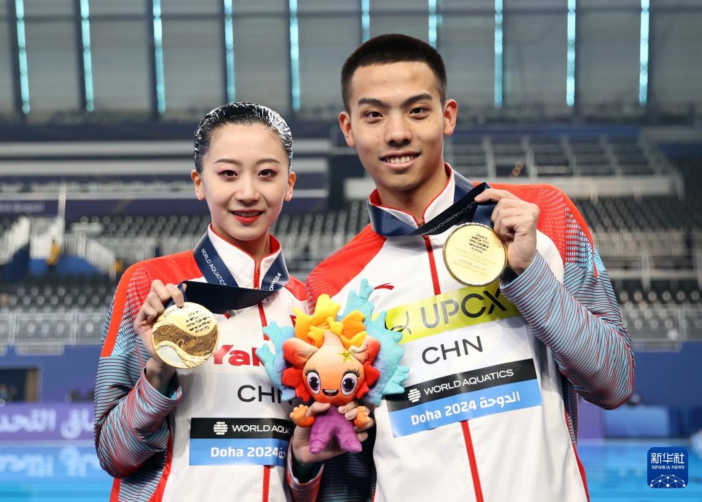 2月10日，2024年多哈游泳世錦賽花樣游泳混合雙人自由自選決賽，程文濤（左）/石浩玙在頒獎(jiǎng)儀式后合影。新華社記者 雒圓 攝