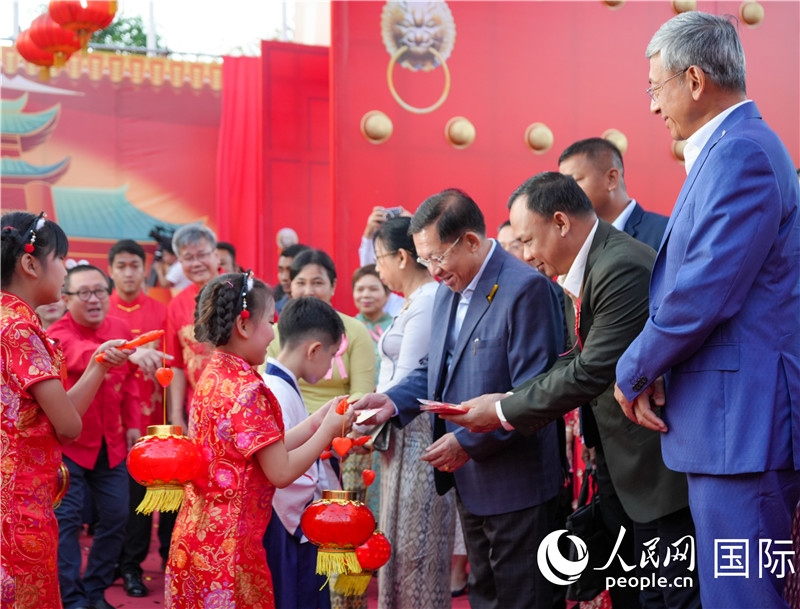 在活動(dòng)現(xiàn)場(chǎng)，敏昂萊主席夫婦根據(jù)當(dāng)?shù)貍鹘y(tǒng)向兒童送祝福1-人民網(wǎng)記者謝佳君攝