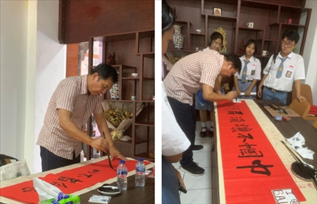 茍皓東展示中國書法藝術(shù)。巴陵康孔子學(xué)院供圖