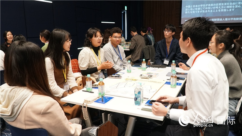 中日學生分組討論交流。人民網(wǎng) 蔣曉辰攝