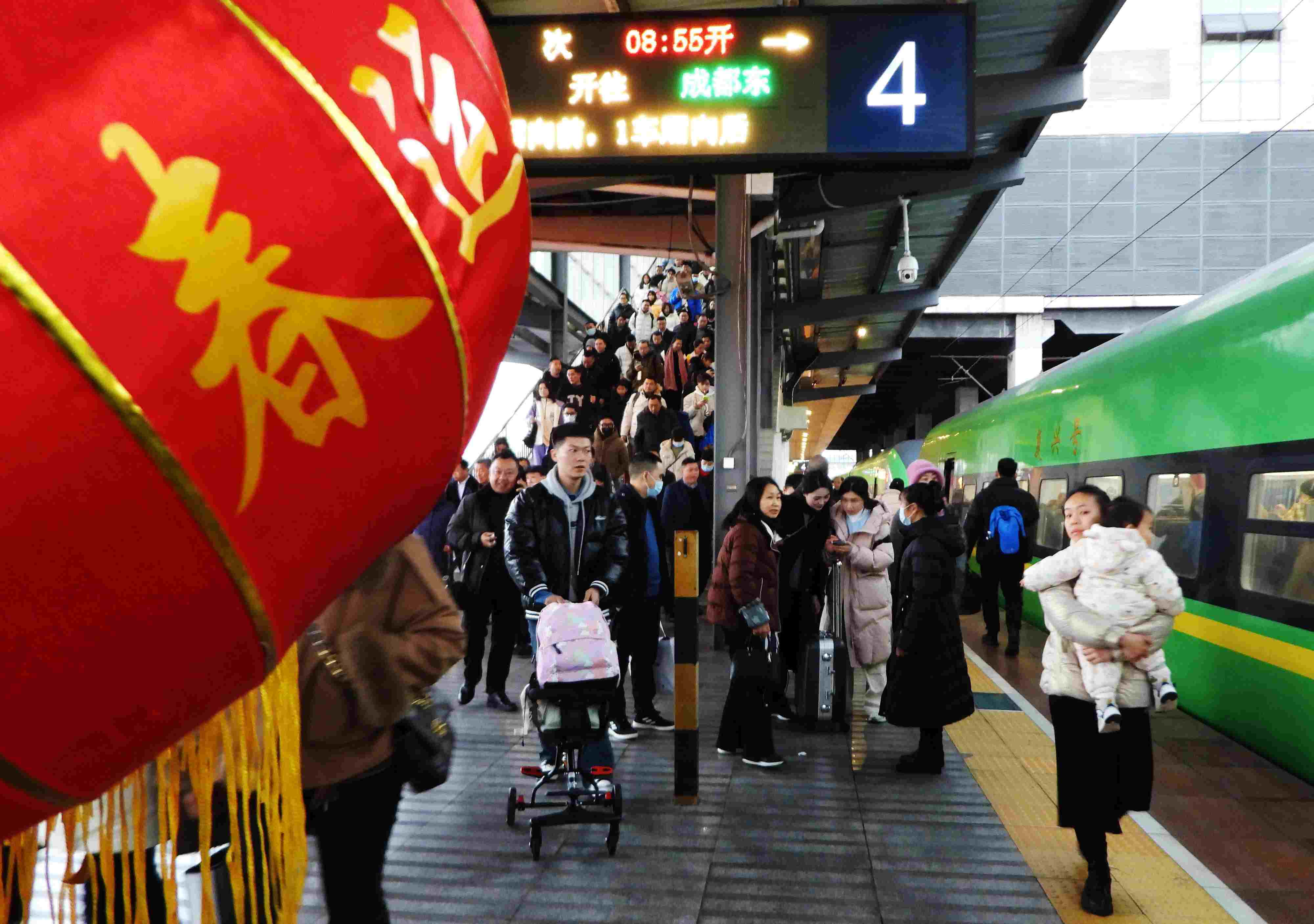 △ 2024年1月26日，四川省達(dá)州市車站，準(zhǔn)備乘坐“復(fù)興號(hào)”動(dòng)車組列車出行的旅客。