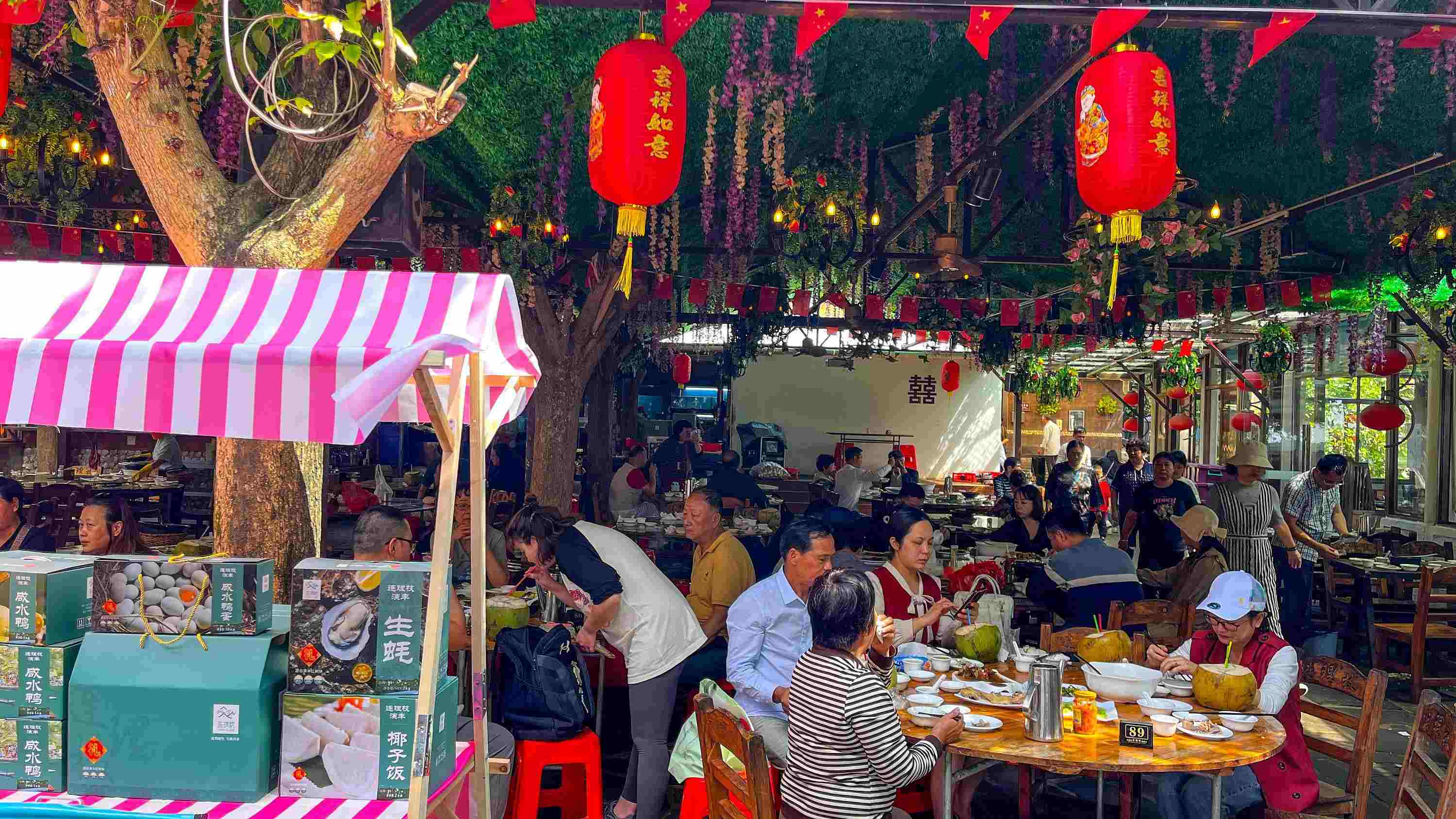 △ 2024年2月17日，春節(jié)假期最后一天，?？卩l(xiāng)村旅游持續(xù)火爆，眾多游客前往漁家樂品嘗特色海鮮和鄉(xiāng)村美食。