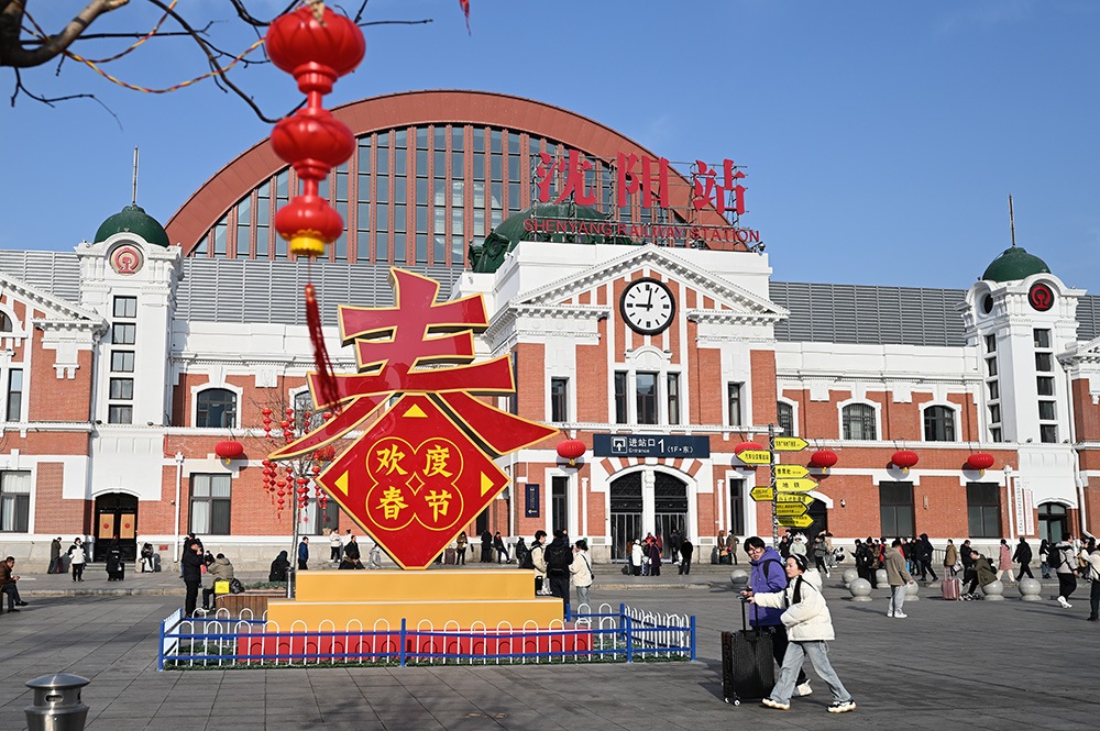 △ 2024年2月17日，沈陽站，人們拉著大大小小的行李箱，踏上了龍年新征程。