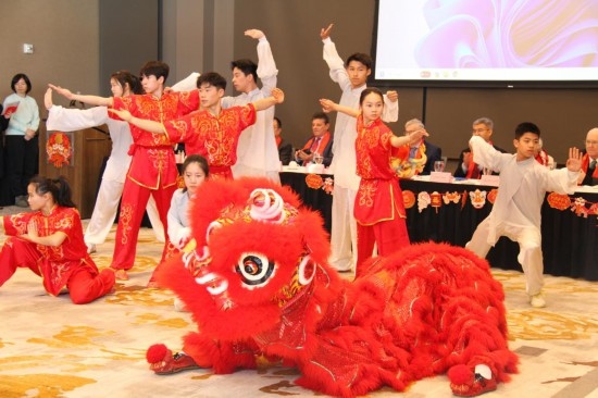2月9日，在馬斯卡廷，中國人民大學(xué)附屬中學(xué)藝術(shù)團(tuán)學(xué)生表演中國武術(shù)。