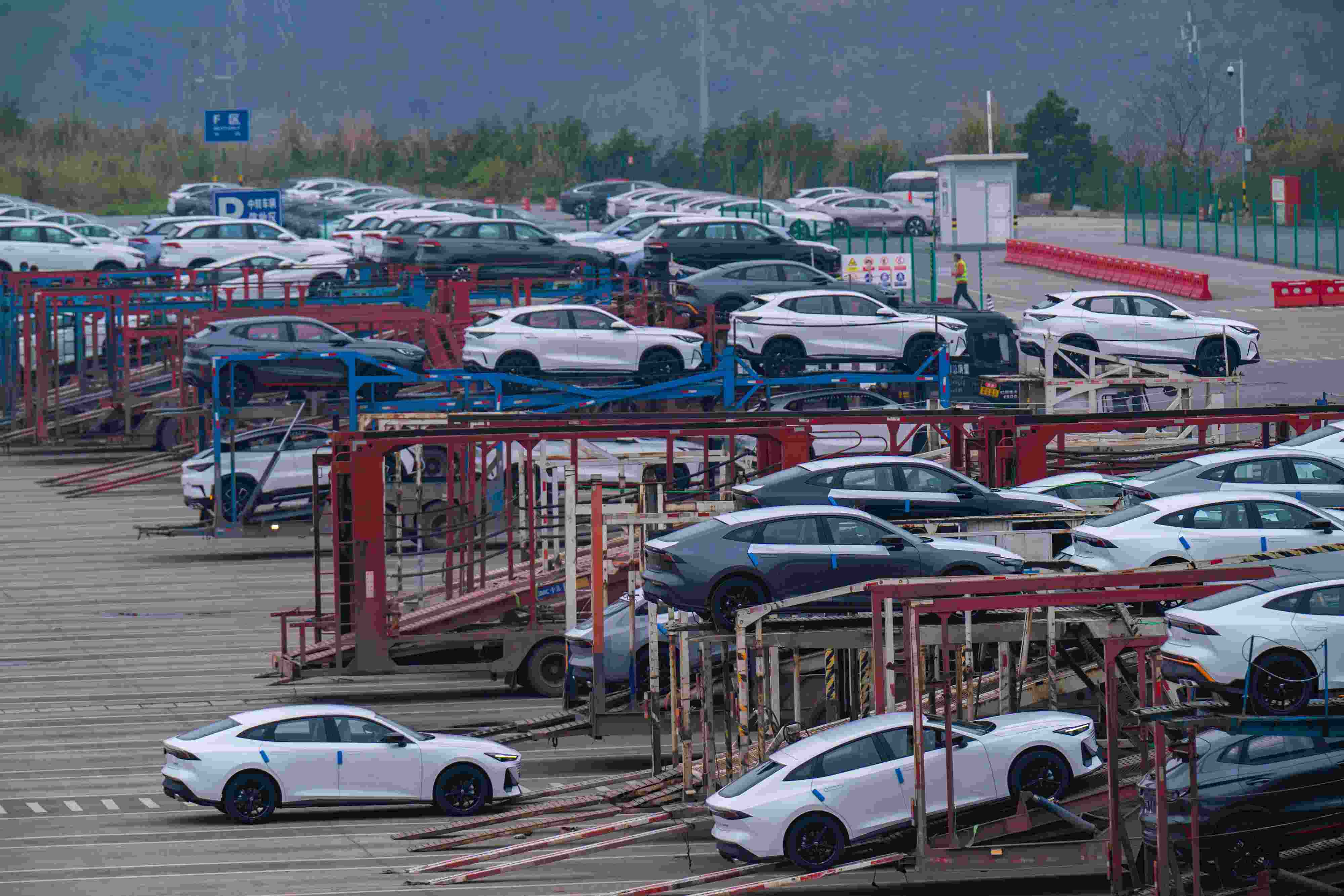 2024年2月25日，重慶江北區(qū)某汽車整車分撥中心，一排排汽車整裝待發(fā)。