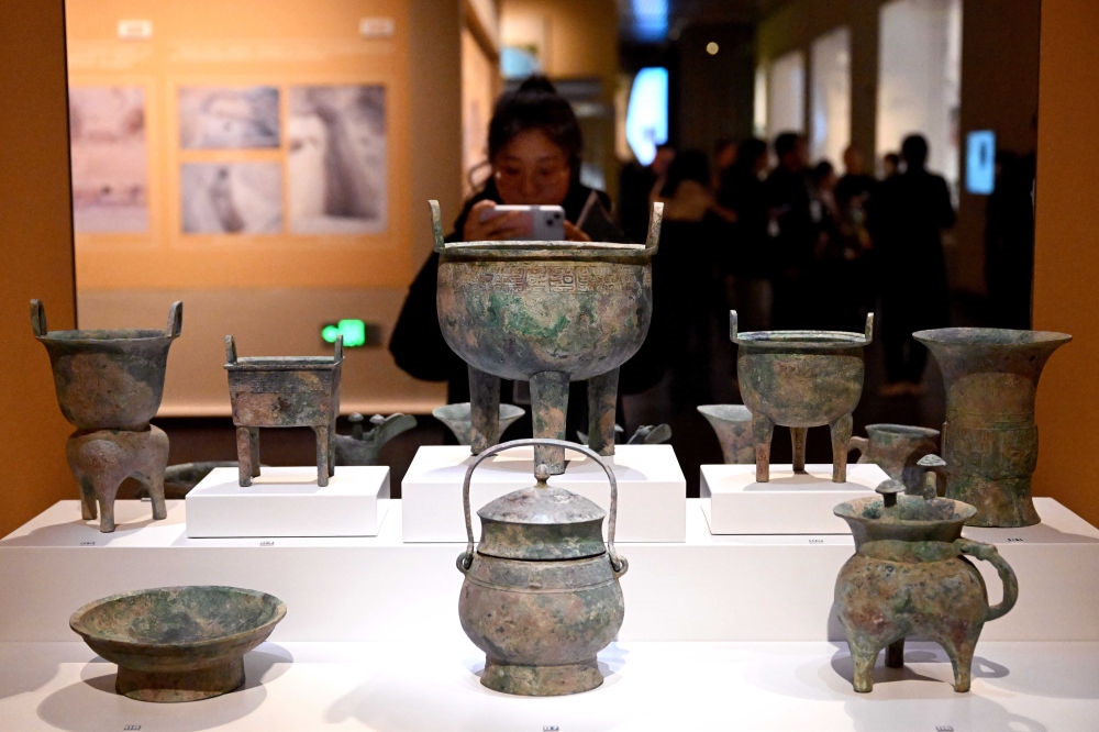 2月26日，參觀者在河南安陽(yáng)殷墟博物館新館內(nèi)拍攝展品。