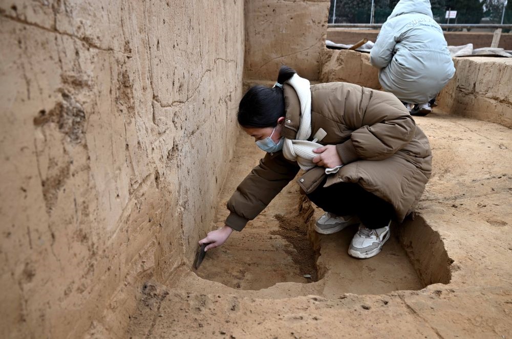 工作人員在殷墟王陵遺址進(jìn)行發(fā)掘作業(yè)（2月24日攝）。