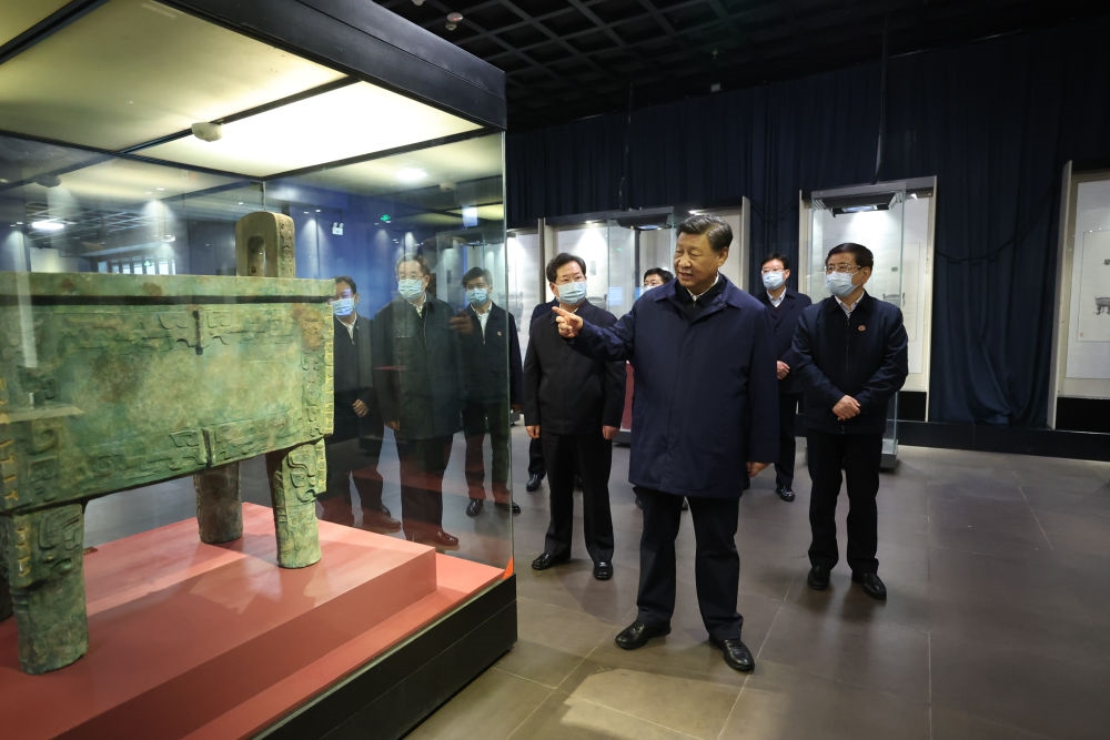 2022年10月28日下午，習(xí)近平在安陽(yáng)市殷墟博物館考察。新華社記者 鞠鵬 攝