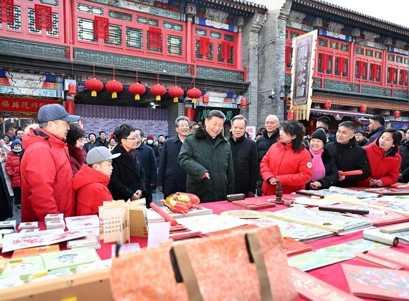 △2024年2月1日，習(xí)近平總書記在天津古文化街考察時，同店鋪員工和現(xiàn)場群眾互動交流。