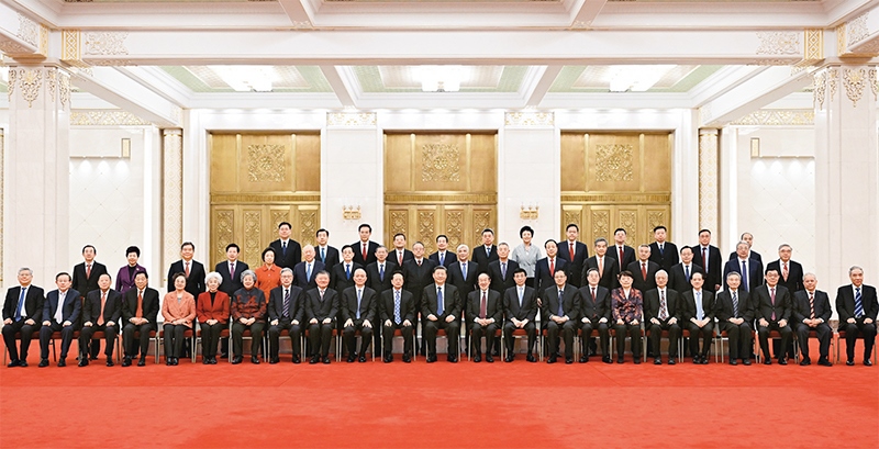 2024年2月7日，習(xí)近平、王滬寧、蔡奇、丁薛祥等在北京人民大會(huì)堂同黨外人士歡聚一堂，共迎佳節(jié)。這是習(xí)近平等同大家合影留念。 新華社記者 謝環(huán)馳/攝