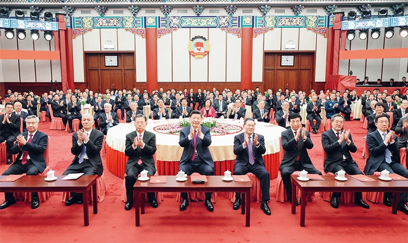 2023年12月29日，全國(guó)政協(xié)在北京舉行新年茶話會(huì)。黨和國(guó)家領(lǐng)導(dǎo)人習(xí)近平、李強(qiáng)、趙樂(lè)際、王滬寧、蔡奇、丁薛祥、李希、韓正出席茶話會(huì)并觀看演出。 新華社記者 鞠鵬/攝