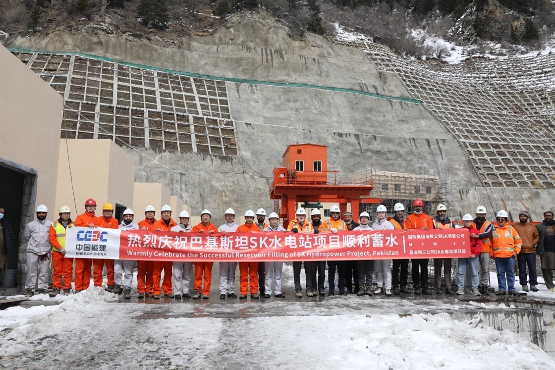中巴建設(shè)者共同慶祝蘇吉吉納里水電站順利啟動蓄水工作。中國能建葛洲壩集團供圖