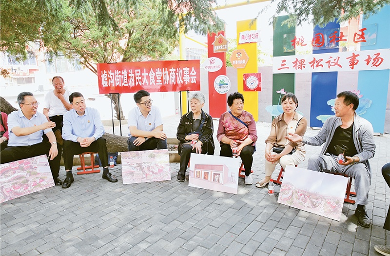 2023年6月2日，江蘇省連云港市連云區(qū)政協(xié)工委在墟溝街道桃園社區(qū)舉行“有事好商量”協(xié)商議事會(huì)。 人民圖片 朱華南/攝