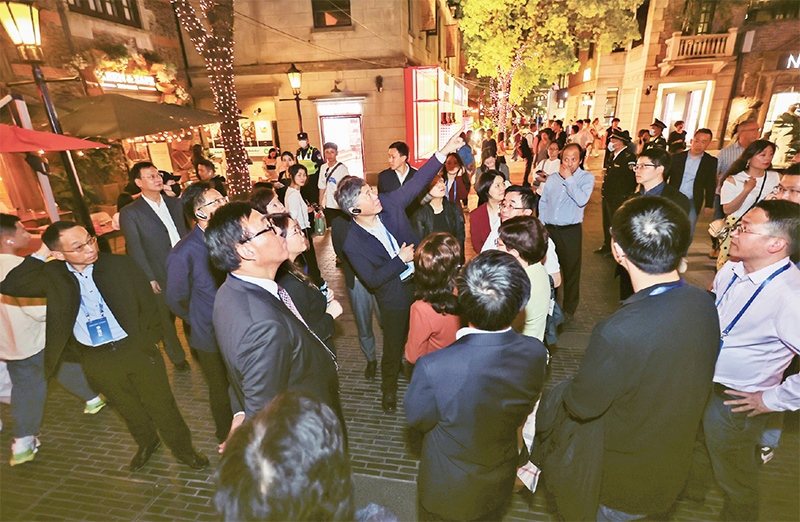 2023年4月18日，全國(guó)無(wú)黨派人士考察團(tuán)來(lái)到位于上海市黃浦區(qū)的上海新天地開(kāi)放式街區(qū)考察夜經(jīng)濟(jì)。 新華社記者 王翔/攝