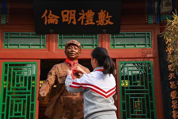 “追尋雷鋒足跡 弘揚志愿精神”學(xué)雷鋒主題教育活動。學(xué)校供圖