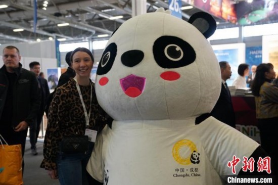 3月5日，2024年柏林國際旅游交易會(ITB)在柏林會展中心拉開帷幕。以“你好！中國”為主題的中國展區(qū)當日亮相展會。圖為觀眾與大熊貓人偶合影。中新社記者 馬秀秀 攝