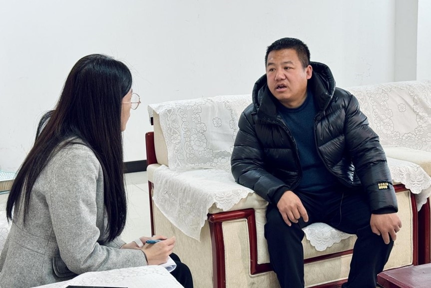 人民網(wǎng)記者采訪“在水一方”小區(qū)住戶。人民網(wǎng) 高清揚(yáng)攝