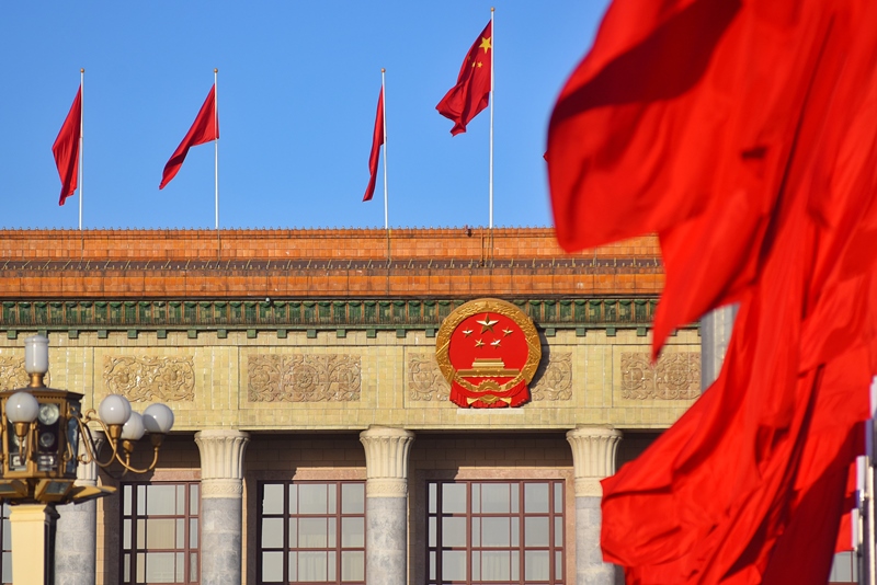 2024年3月8日，北京上空現(xiàn)“兩會藍(lán)”，人民大會堂前紅旗飄揚(yáng)。
