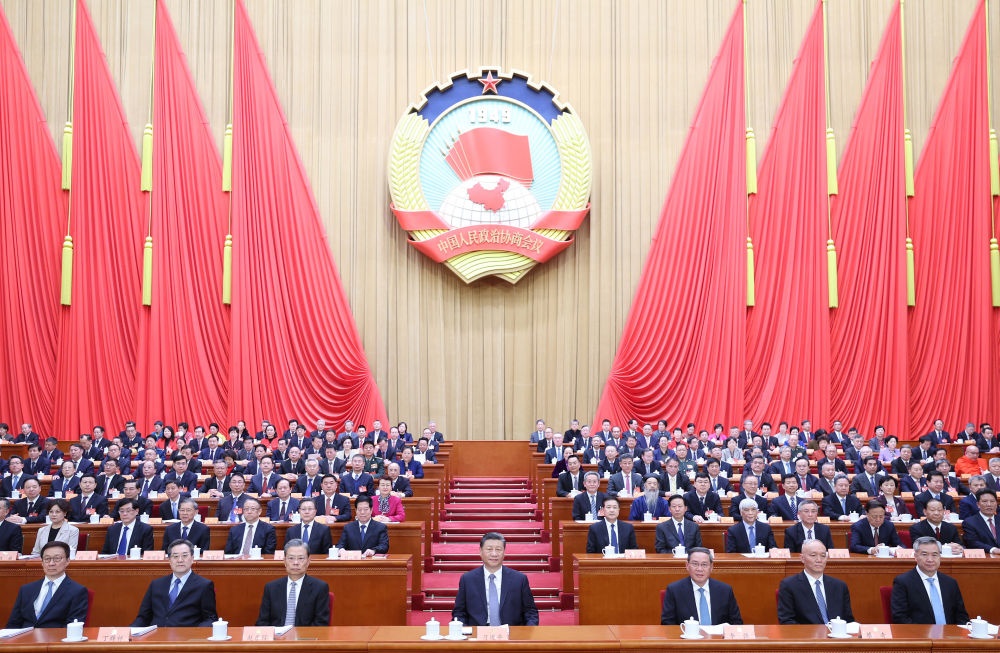 3月4日下午，中國人民政治協(xié)商會議第十四屆全國委員會第二次會議在北京人民大會堂開幕。這是習(xí)近平、李強、趙樂際、蔡奇、丁薛祥、李希、韓正在主席臺就座。王滬寧代表政協(xié)第十四屆全國委員會常務(wù)委員會，向大會報告工作。
